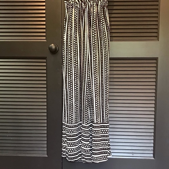 Bobeau Jumpsuit, Black and White Batik Type Pattern, Sleeveless V Neck, Size S - Picture 9 of 16